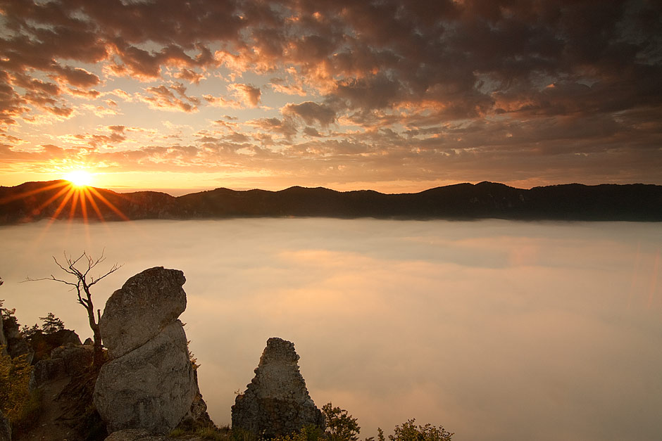 Vychod slnka Sulovsky hrad inverzia